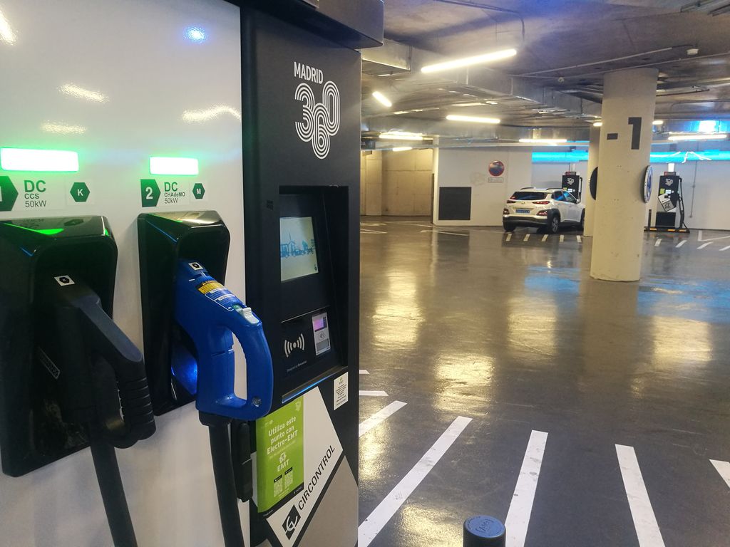 Una estación de recarga de vehículos eléctricos en Madrid, clave para facilitar la transición hacia una movilidad más sostenible en la ciudad