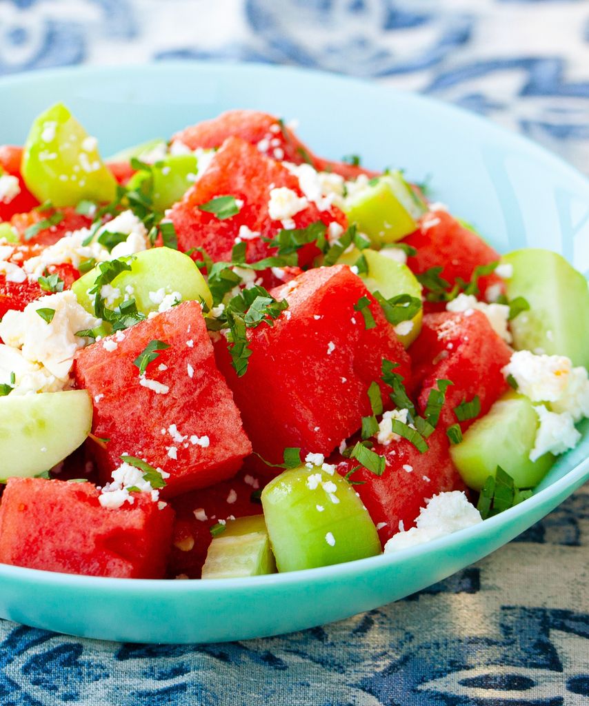 La sandía hace muy buena pareja gastro con ingredientes como el pepino y el queso feta.