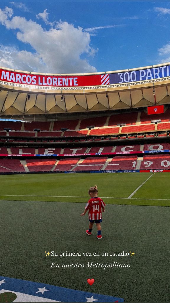 La pequeña Amor, en el césped del estadio