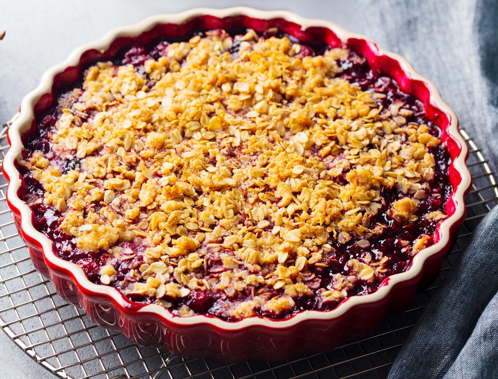 Aunque la versión tradicional de crumble no lleva avena es habitual añadirla para sumar un extra de crujiente. 