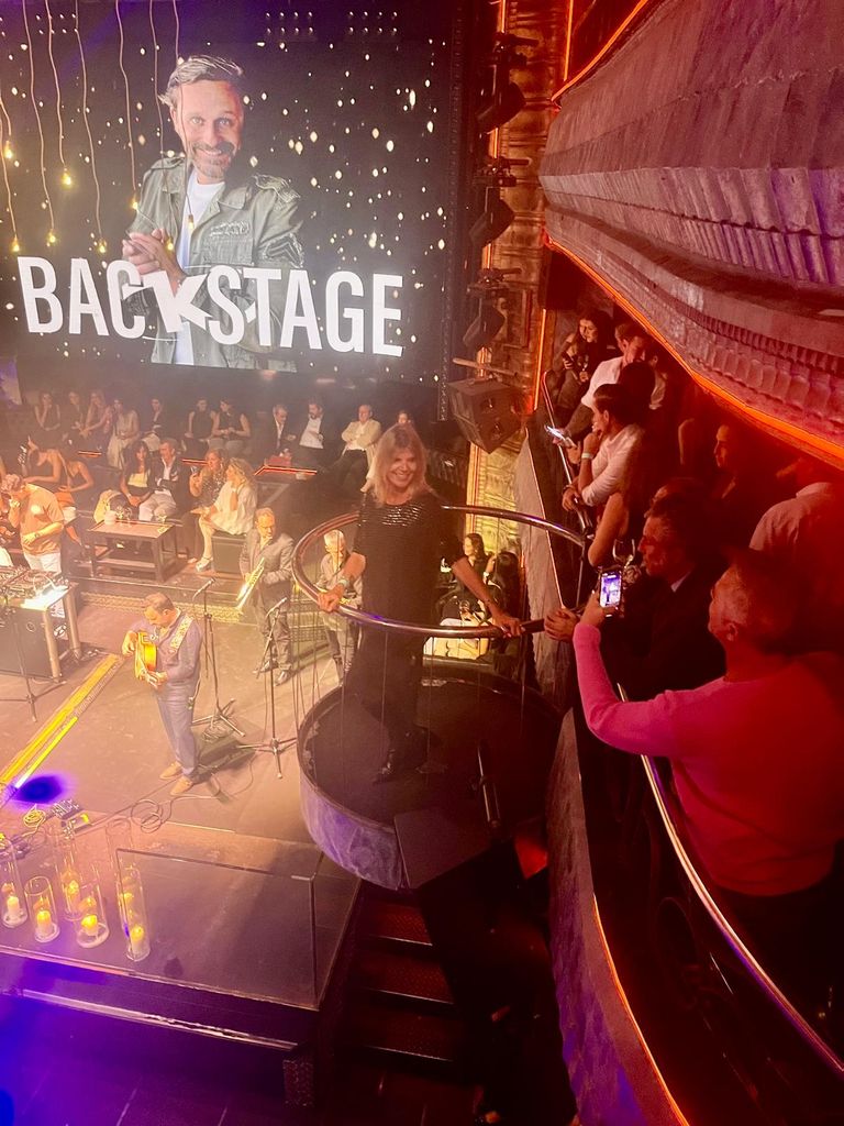 Arantxa de Benito haciéndose una foto durante el acto