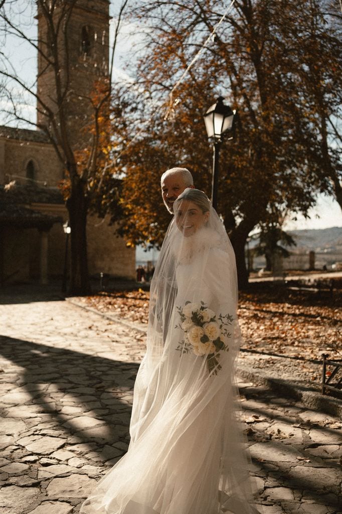 Elima con vestido de novia de invierno y velo de Cherubina