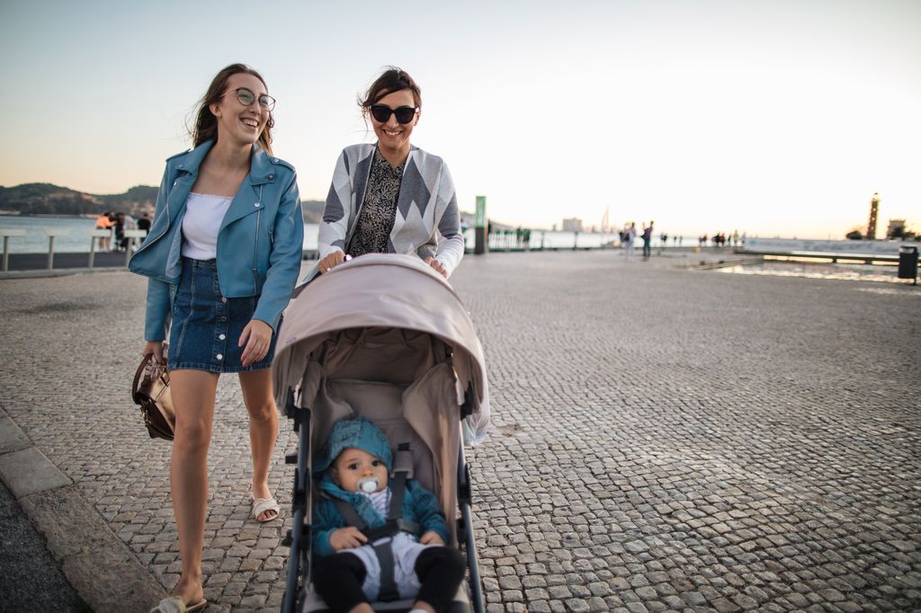 dos amigas paseando con el carrito de un bebé