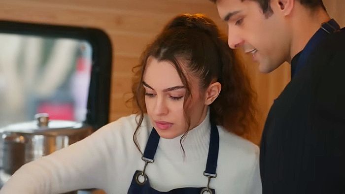 Avance de 'Hermanos': Ayaz se pone a trabajar en el puesto de perritos para estar más tiempo con Asiye