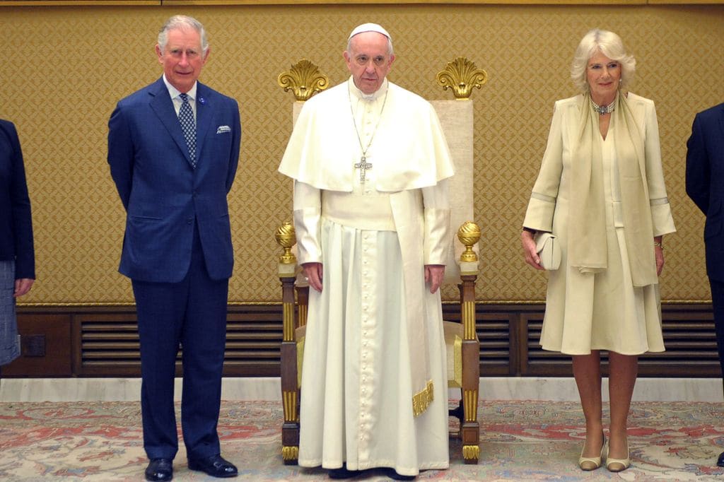 Los reyes Carlos y Camilla en el Vaticano con el Papa Francisco 