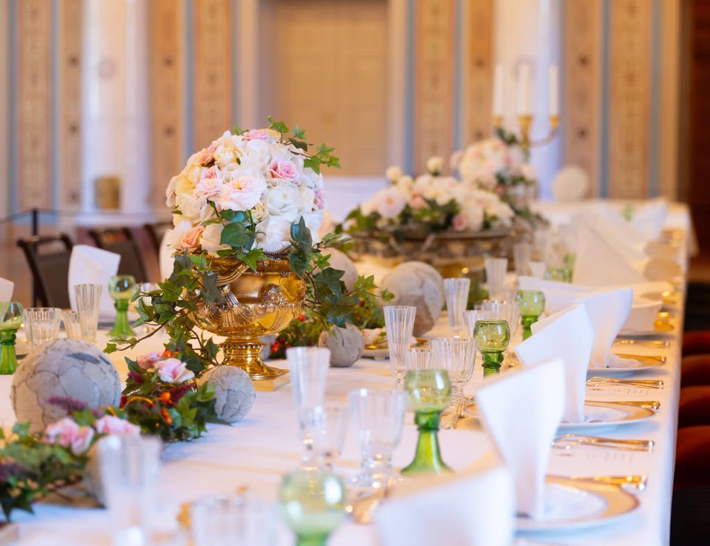 La mesa puesta para la boda del Príncipe Heredero y la Princesa en 2001 se exhibe en el Gran Comedor.