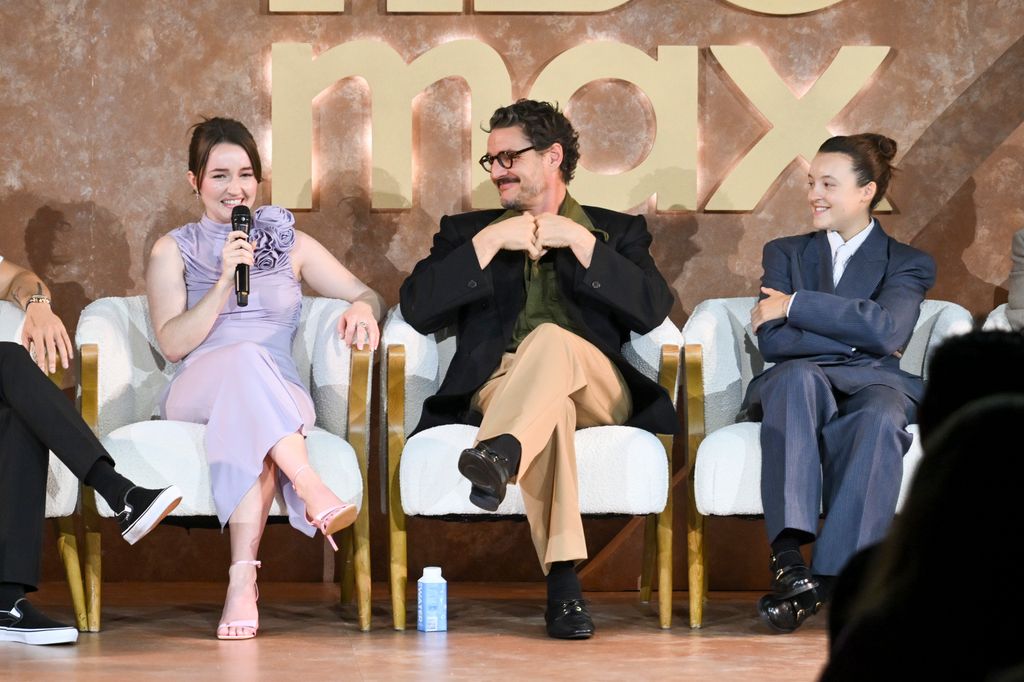 Kaitlyn Dever, Pedro Pascal y Bella Ramsey 