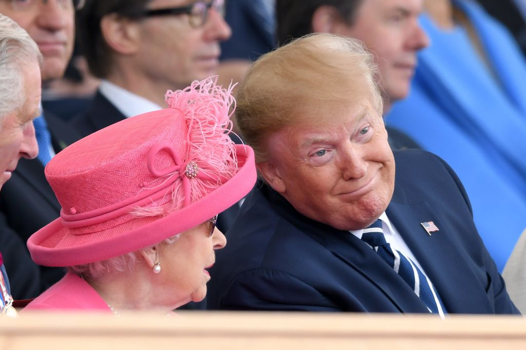 Plano medio de Isabel II con Donald Trump conversando durante un evento conmemorativo en Inglaterra