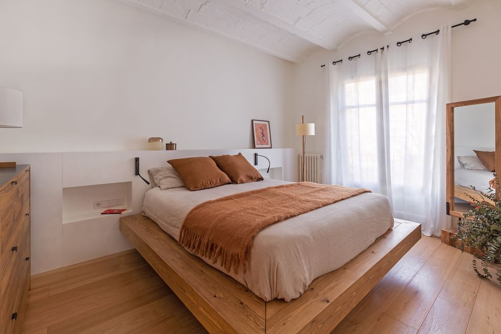 Dormitorio con cama con estructura de madera. 