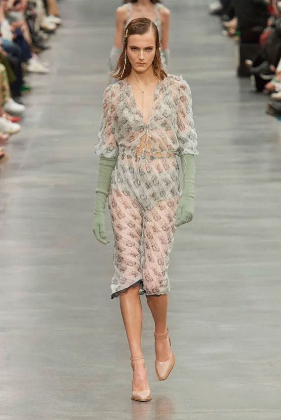 Blanca Suárez con un look de transparencias y guantes de lana de Fendi