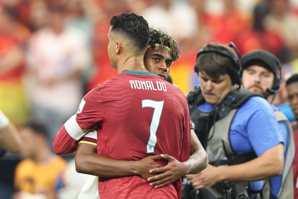 Lamine Yamal se acercó para abrazar a Cristiano Ronaldo tras derrotar a Portugal
