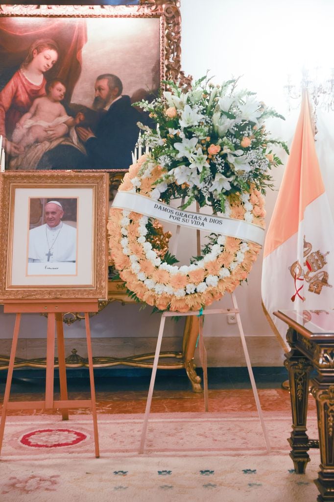 Libro de condolencias en la nunciatura apostólica de Madrid por el papa Francisco 