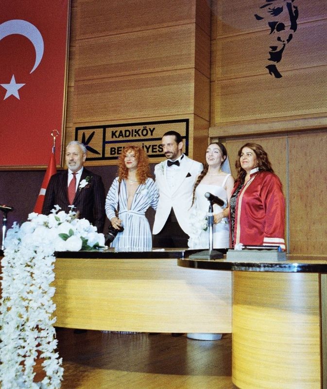En la boda de Merve Dizdar y Cihan Ayger actuaron como testigos Numan Atay y la fotógrafa Ayşegül Karacan