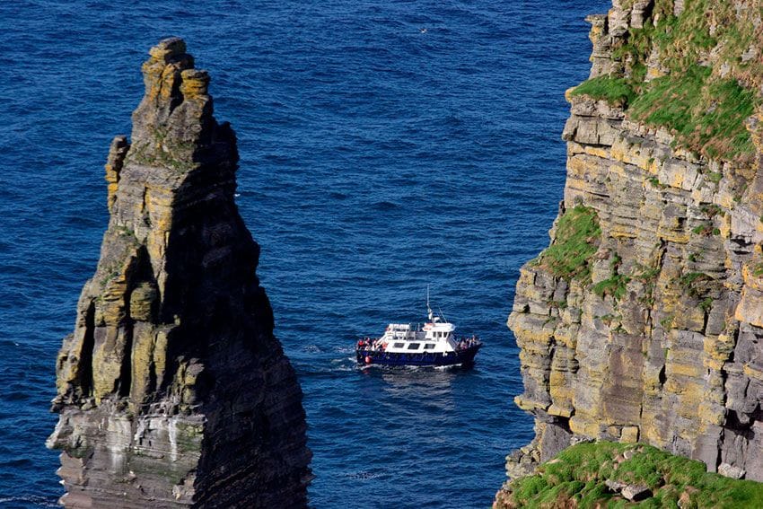Acantilados-de-Moher-irlanda-barco