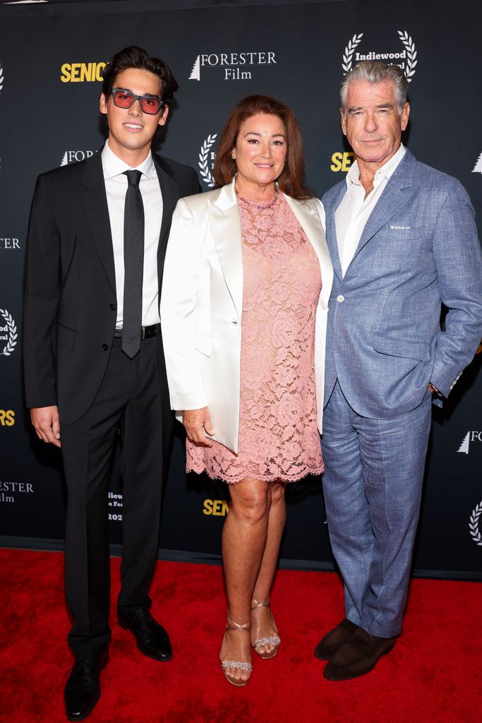 Pierce Brosnan y Keely Shaye Smith con su hijo pequeño, Paris, de 25 años, que sigue los pasos de su padre como actor