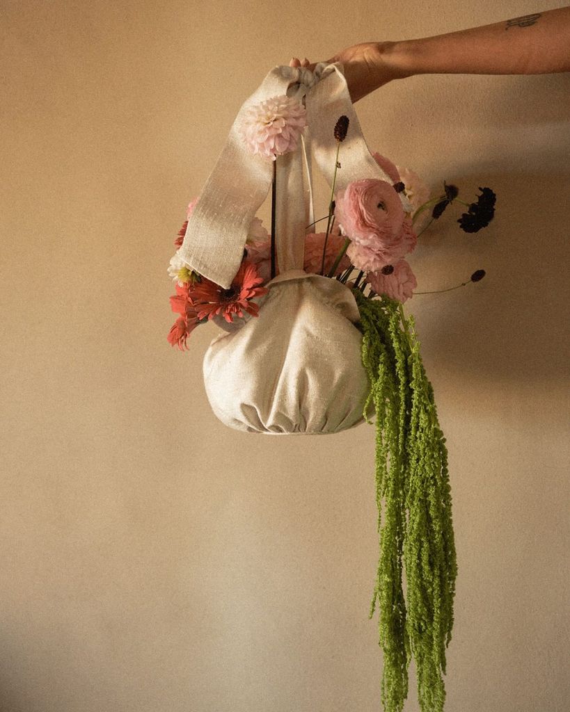 Bolsos de flores como ramos de novia con cascada