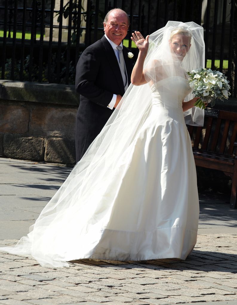 Zara Phillips llega junto a su padre, Mark Phillips, a su boda con Mike Tindall en Edimburgo (julio de 2011).