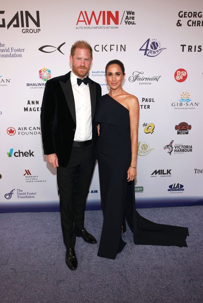 Meghan Markle reaparece junto al príncipe Harry en Canadá con un vestido azul noche y los pendientes de Lady Di