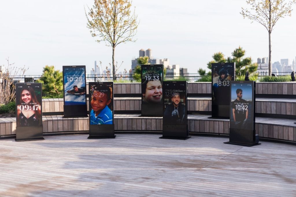 Meghan Markle y el príncipe Harry inauguran un monumento en Nueva York en honor a las vidas perdidas por las redes sociales: "Todos los niños deberían estar seguros"