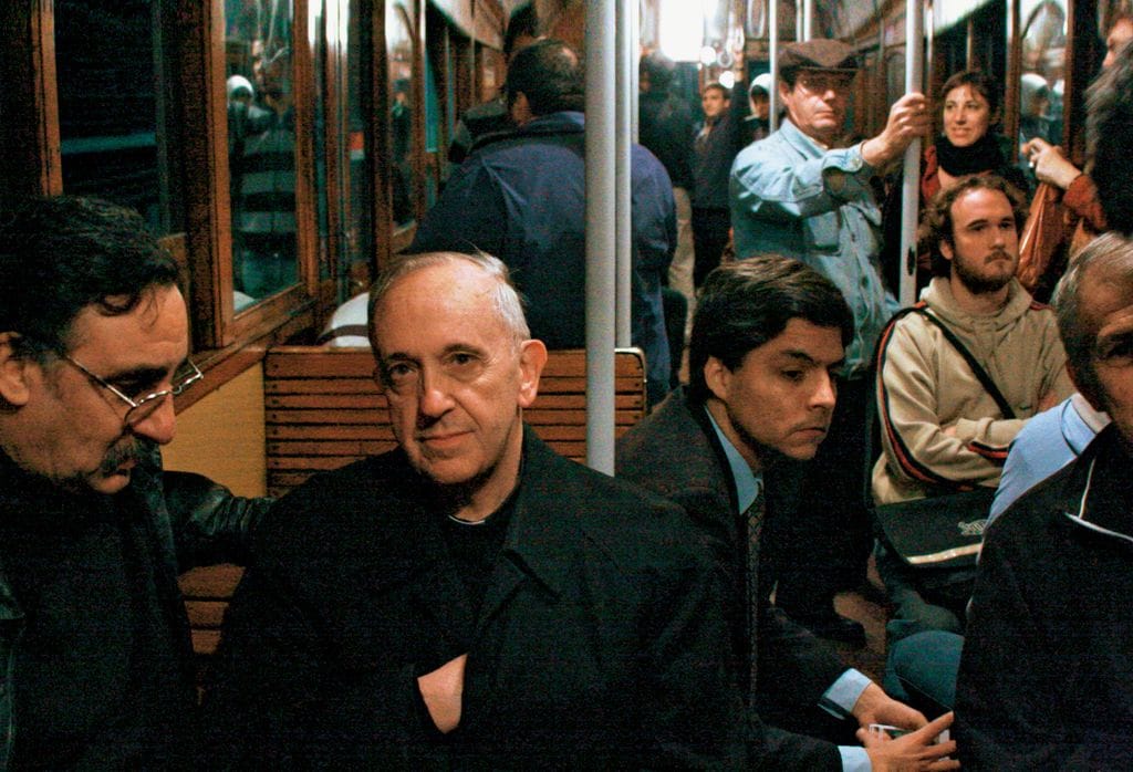 El Papa Francisco, viajando en metro, en Buenos Aires