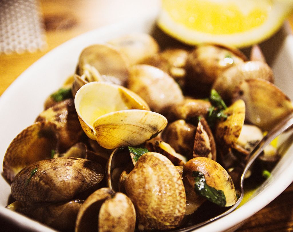 Almejas à Bulhão Pato, plato típico portugués.