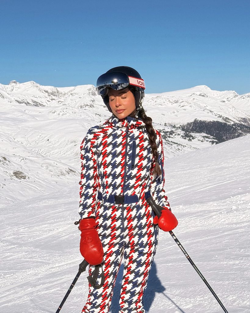 María Fernández Rubíes con mono de esquí de cuadros vichy blanco, rojo y azul