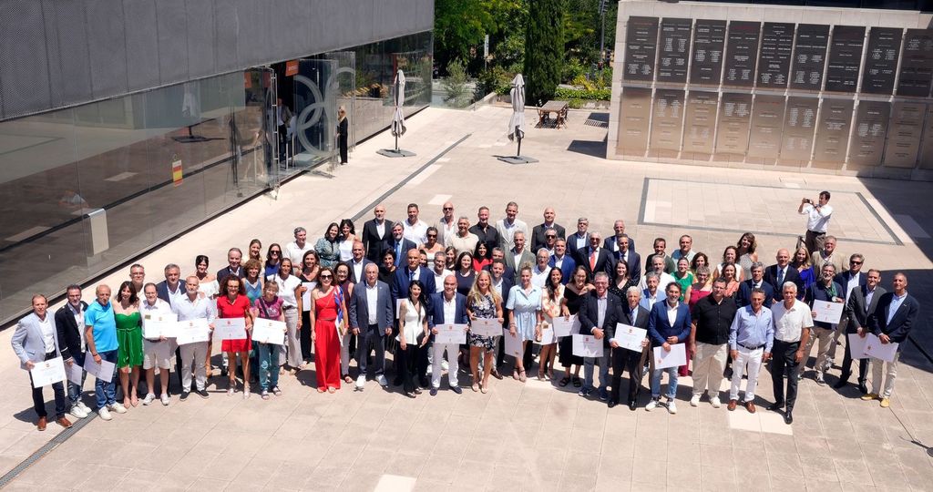 Foto de familia de los deportistas españoles de Atlanta 96 en el homenaje de hoy