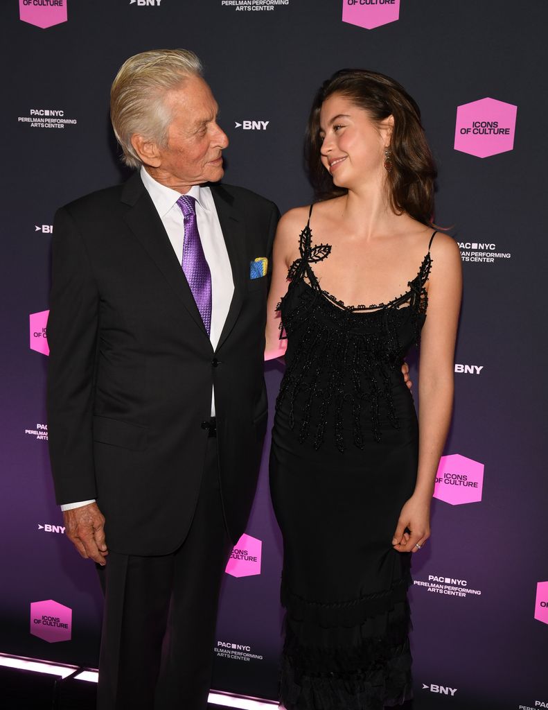 Carys Zeta Douglas y Michael Douglas en Nueva York