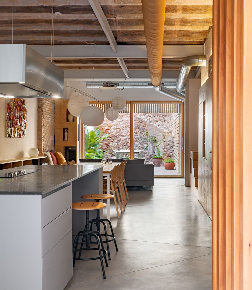 Zona de día y patio de una vivienda reformada bajo los estándares ‘passivhaus’, un bajos que es EnerPHit y cuenta con domótica de Loxone