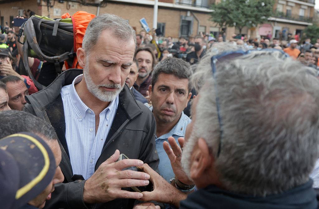 Rey Felipe VI entre la multitud en su visita a las zonas afectadas por la DANA