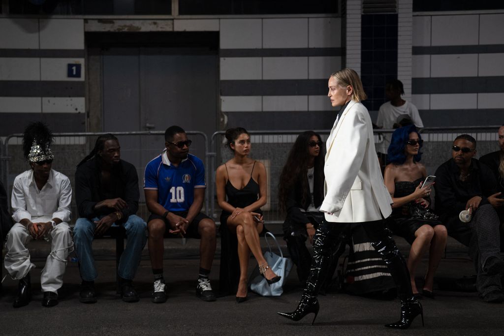 Sharon Stone, para Vetements durante la Semana de la Moda Masculina de París Primavera/Verano 2027