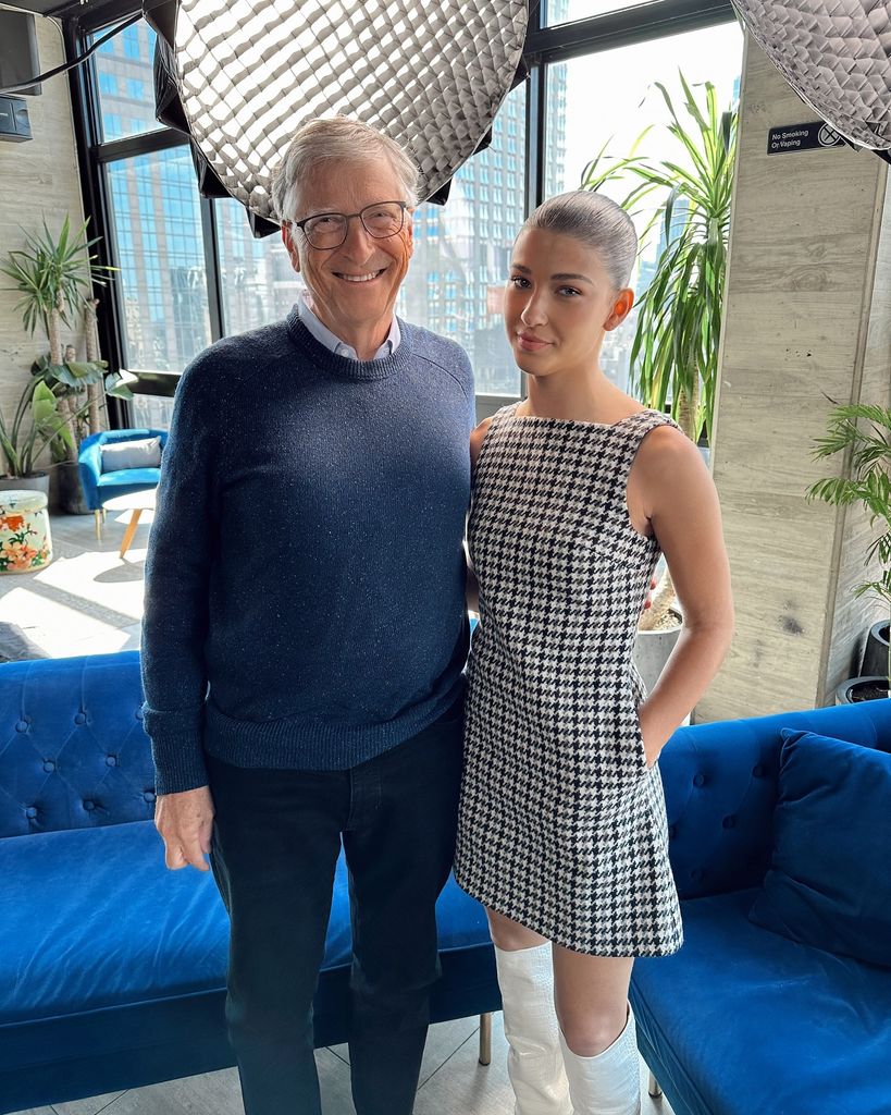 Phoebe reveló en un podcast que su padre, Bill Gates, fue diagnosticado con síndrome de Asperger.