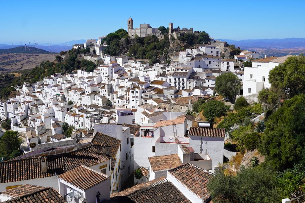 Casares (Málaga), uno de los pueblos blancos de Andalucía, con sus fachadas encaladas y el castillo en lo alto de la colina