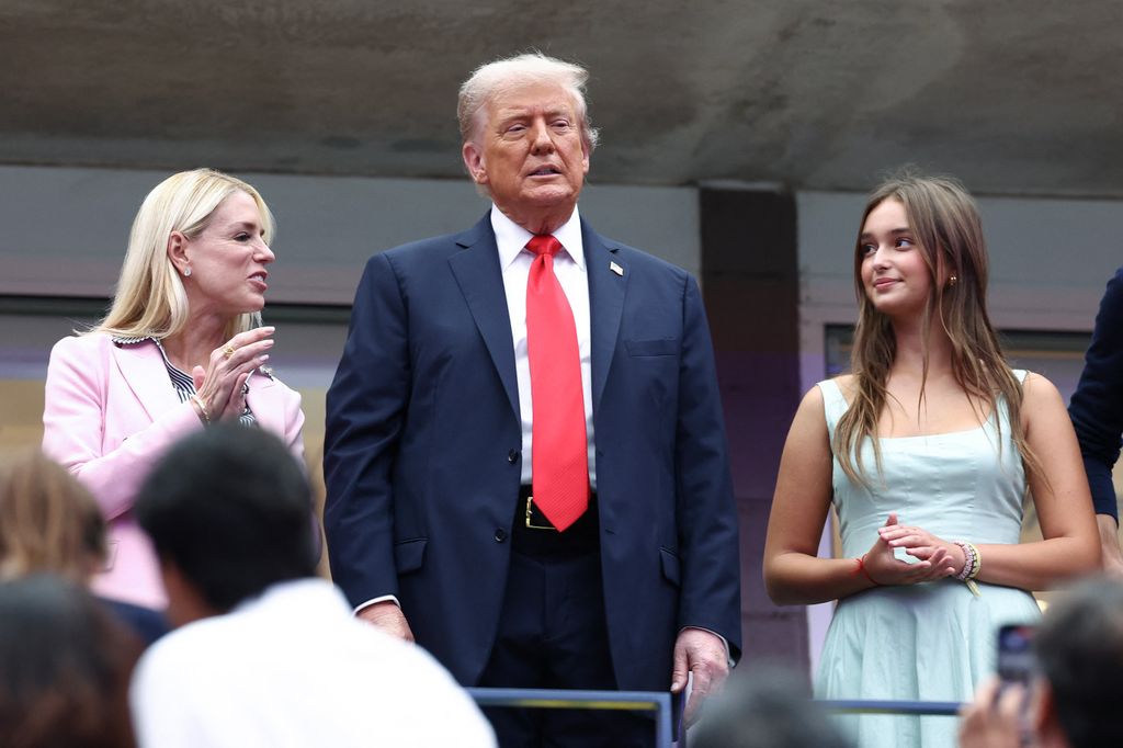 El presidente Donald Trump con la abogada general de los Estados Unidos Pam Bondi, y su nieta Arabella Kushner, en la final varonil del US Open entre Carlos Alcaraz y Jannik Sinner.         