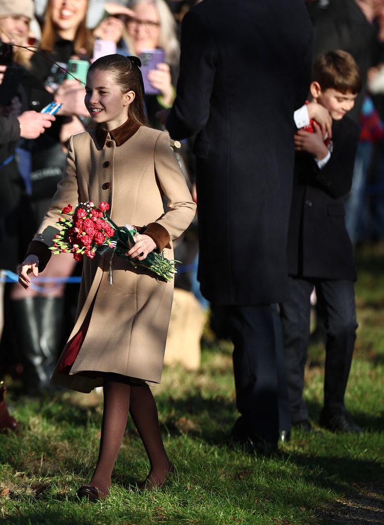 La princesa Charlotte y el príncipe Louis saludan a las personas que se reunieron en las cercanías de la iglesia en  Sandringham. 
