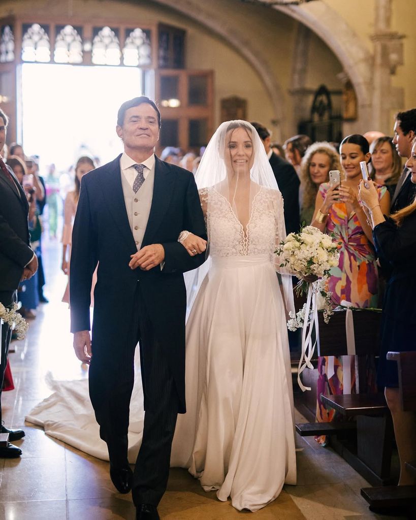 Carolina del brazo de su padre el día de su boda