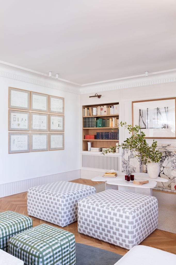 Pared del salón decorada con composición de planos enmarcados