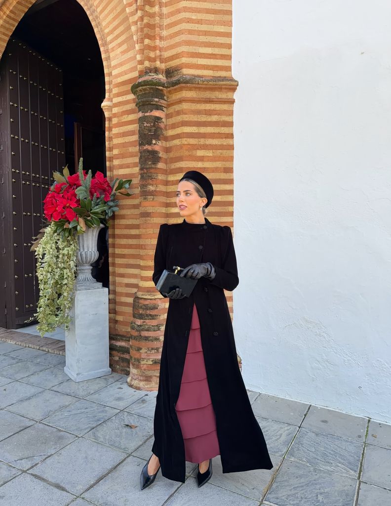 Invitadas a bodas con guantes negros