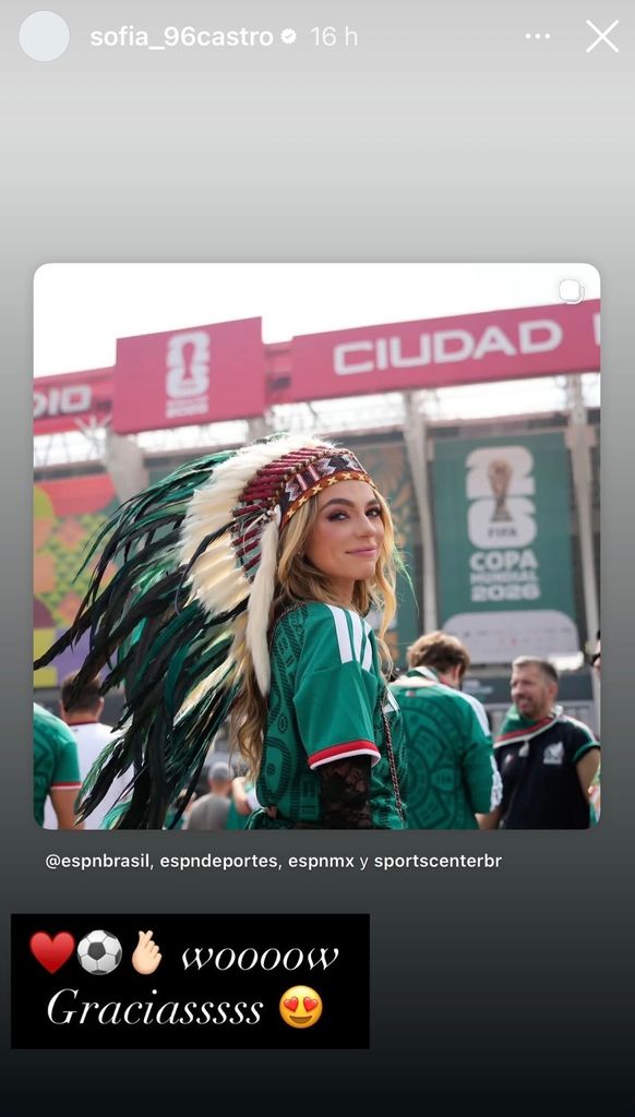 La foto de Sofía Castro con el penacho de plumas se volvió un fenómeno en ls redes sociales y fue retomada por medios internacionales.