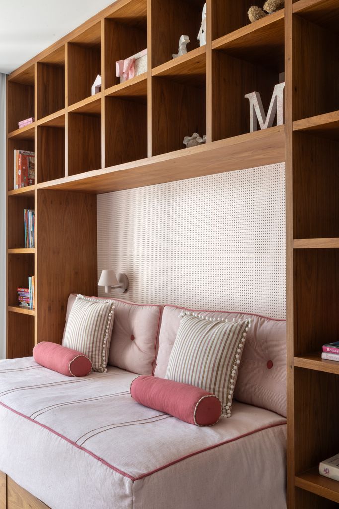 Habitación juvenil con composición de madera tipo puente 