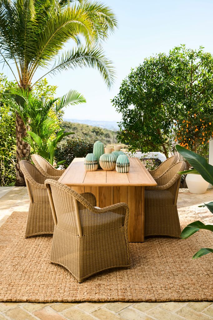 Comedor de verano con alfombra de fibra
