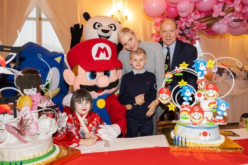 Jacques y Gabriella de Mónaco en el día de su cumpleaños con sus padres