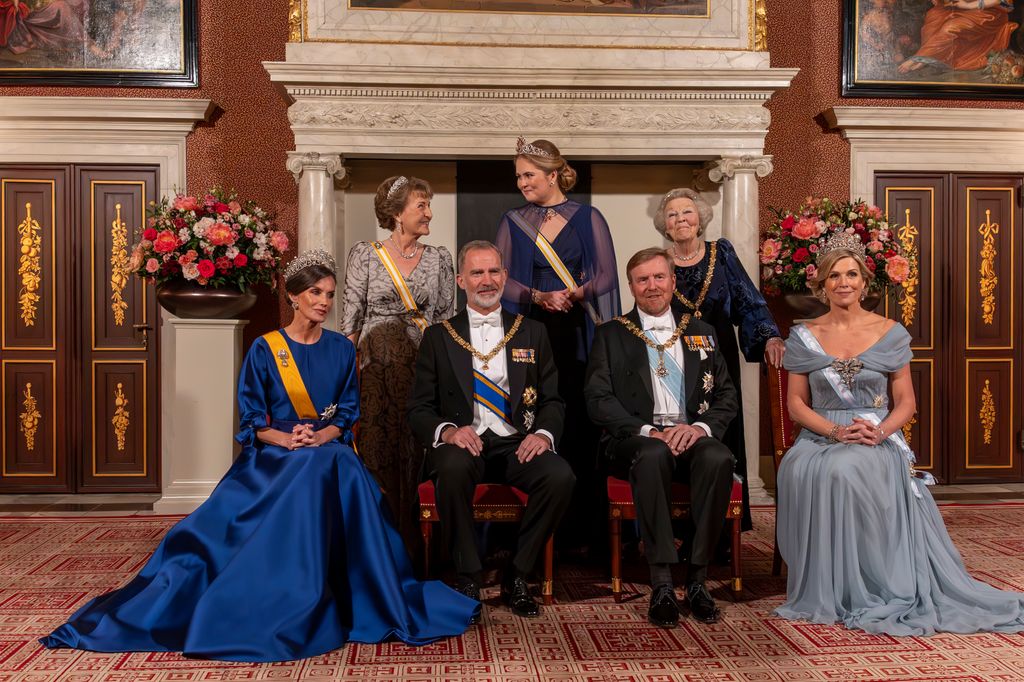 Plano entero de Rey Felipe, reina Letizia, Guillermo de Holanda, Máxima de Holanda, Amalia de Holanda en una cena de Estado en Amsterdam en 2024