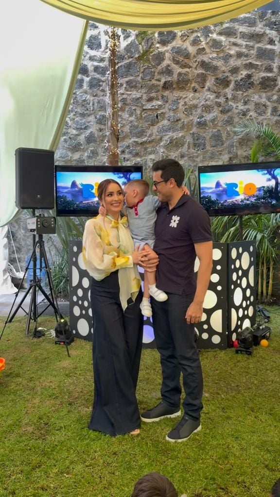 Carlos Rivera y Cynthia Rodríguez celebran la vida de su hijo León