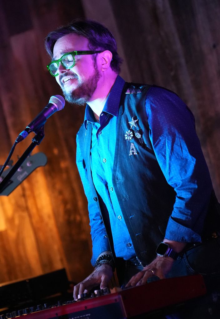 Aleks Syntek explica la razón de su enojo en concierto en la alcaldía Benito Juárez y se despide de México en las redes sociales