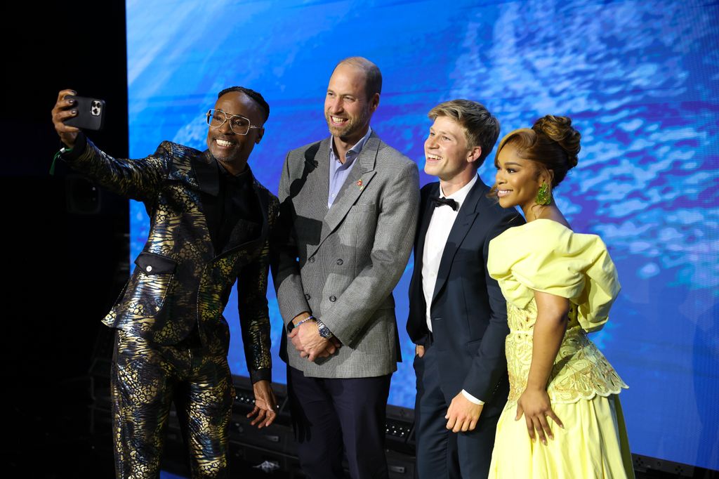Plano medio del Príncipe Guillermo haciéndose un selfie con presentadores de los premios