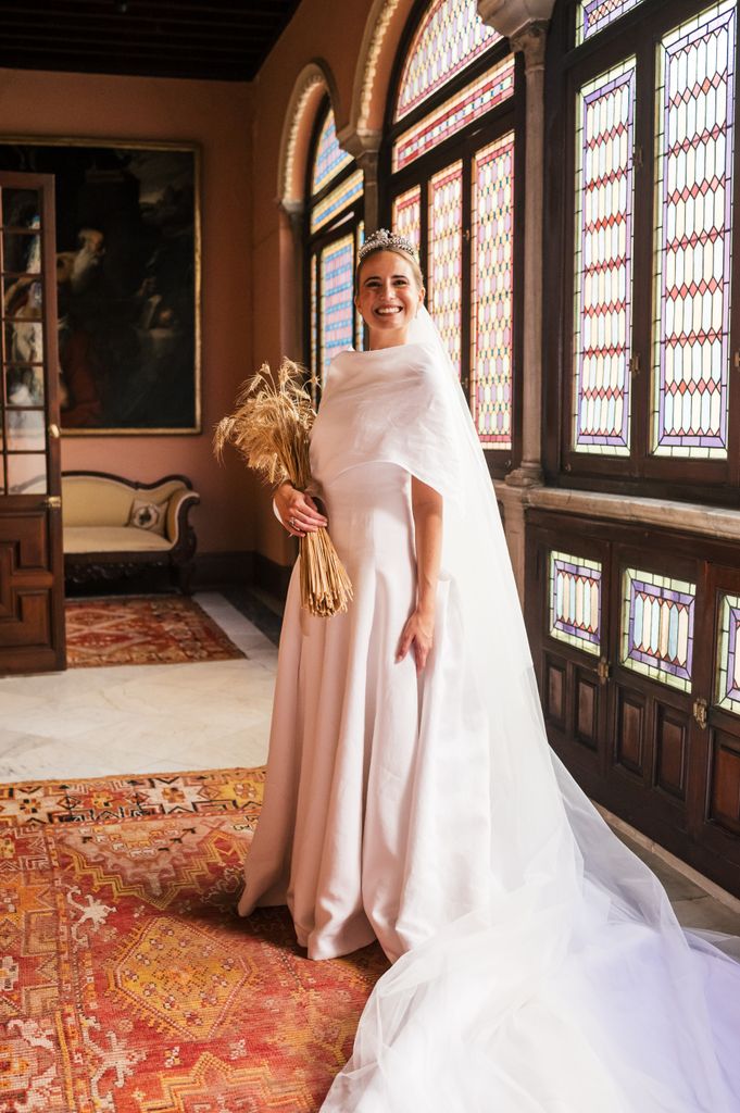 Vestido de novia viral de lino de Pol Núñez con tiara familiar