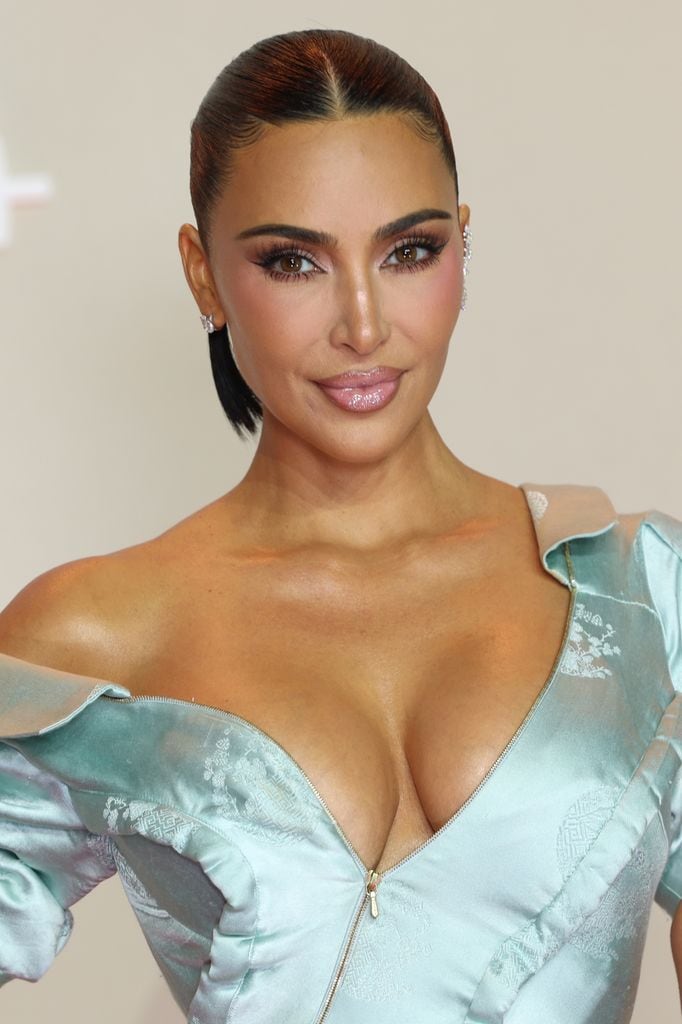 Kim Kardashian en el estreno en París de Todas las de la ley con vestido azul y maquillaje rosa