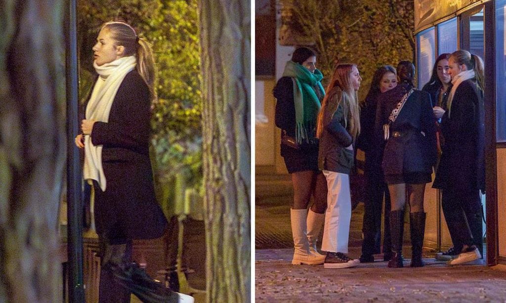 
Leonor, durante su escapada con amigas a una terraza de Zaragoza, en la que lució unos pantalones de piel que tanto gustan a la Reina.
