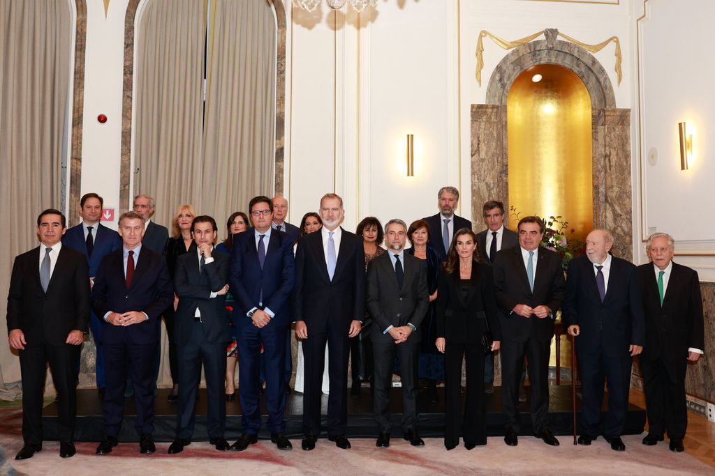 Foto grupal de los reyes de España con algunas autoridades y participantes en los premios